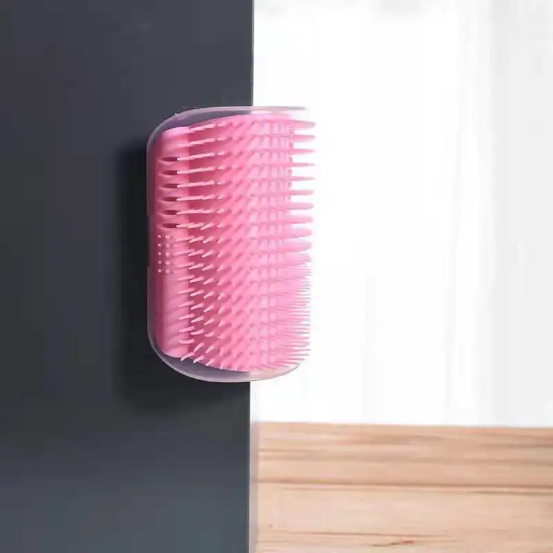 Cepillo esquinero instalado a media altura en la pared