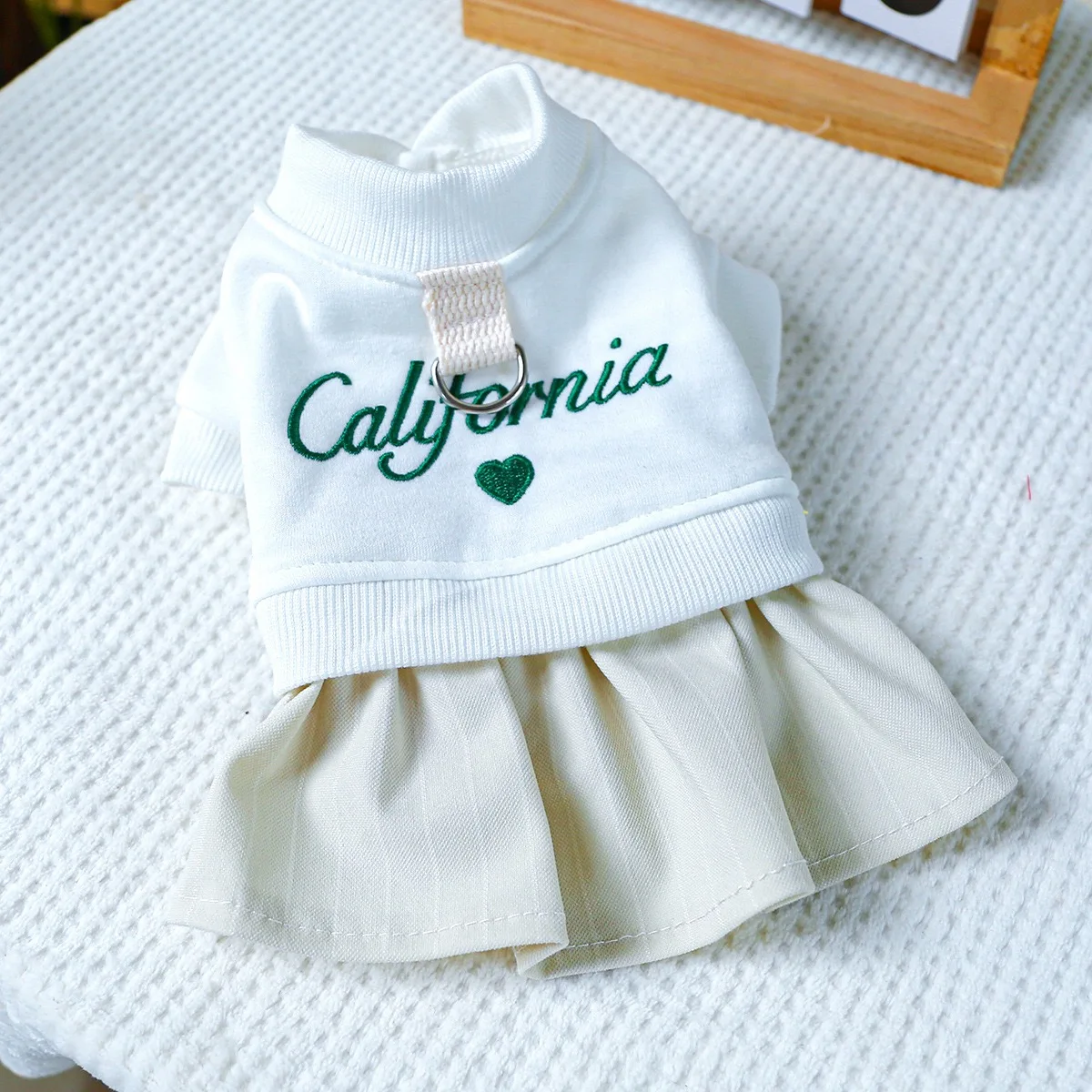 Vestidos de ocio de California para cachorros femeninos, ropa transpirable de poliéster para mascotas, falda con correa para exteriores, monos para gatos Bulldog Francés - imagen 4