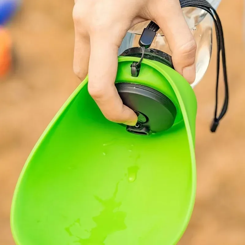 Botella de agua portátil para perros y mascotas, cuenco de viaje con diseño de hojas de silicona suave para cachorros y gatos, dispensador de agua para mascotas al aire libre, 680ml - imagen 4