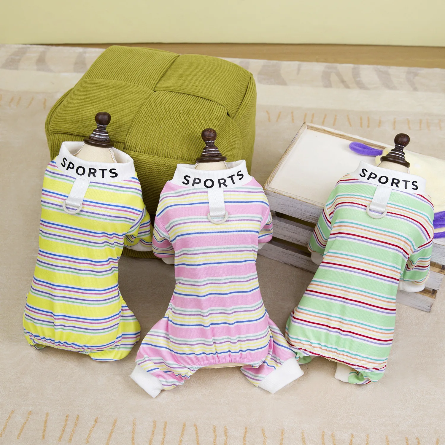 Pijamas para perros pequeños a rayas de colores, mono suave y elástico para cachorros de 4 patas, ropa ligera y transpirable con estampado deportivo - imagen 2