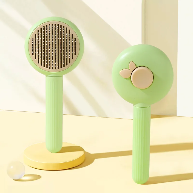 Dos objetos verdes sobre un fondo amarillo