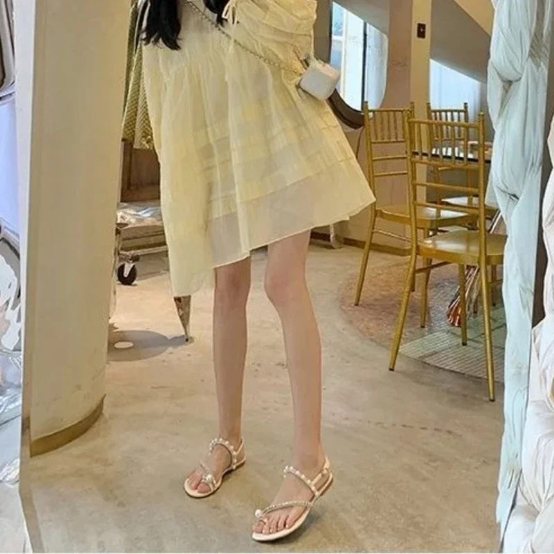 Sandalias de tiras mujer estilo hada con perlas – Suela plana verano - imagen 4