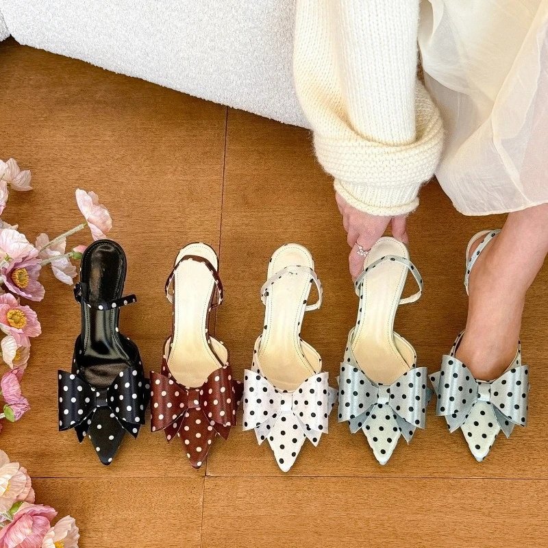 Detalle de las tiras y motivo mariposa de las sandalias TULX