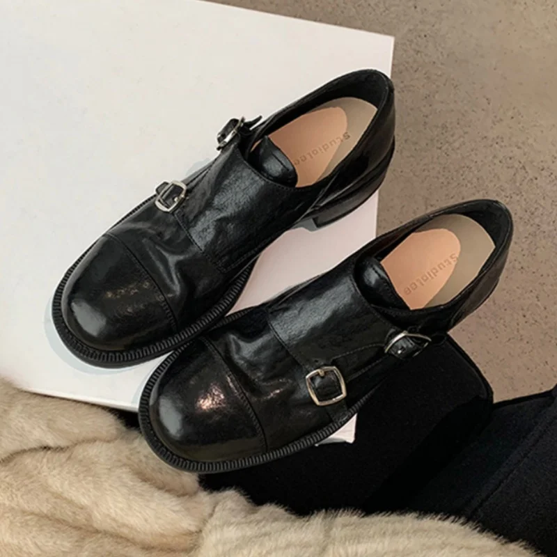 Zapatos sin cordones para mujer, zapatos planos de moda de ocio, informales, de cuero, con hebilla de Metal, cómodos, nuevo estilo, 2025