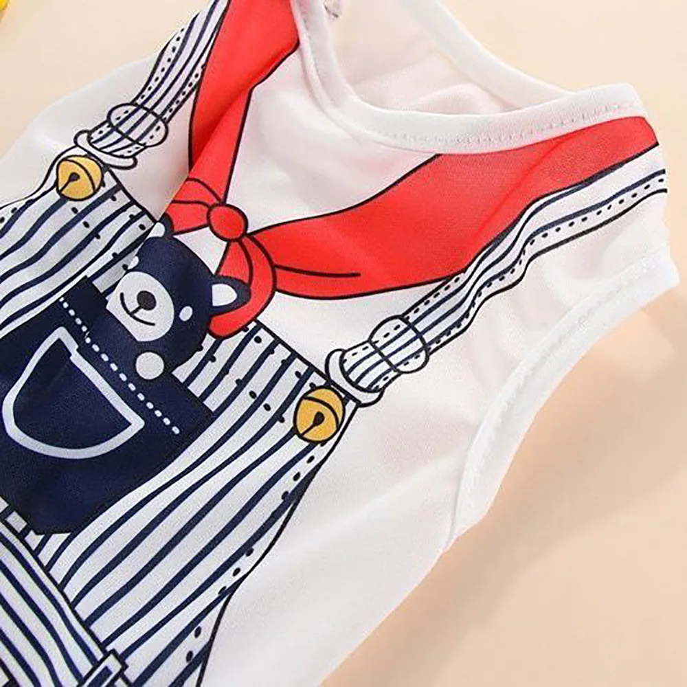 Una camisa blanca y roja con un oso de peluche