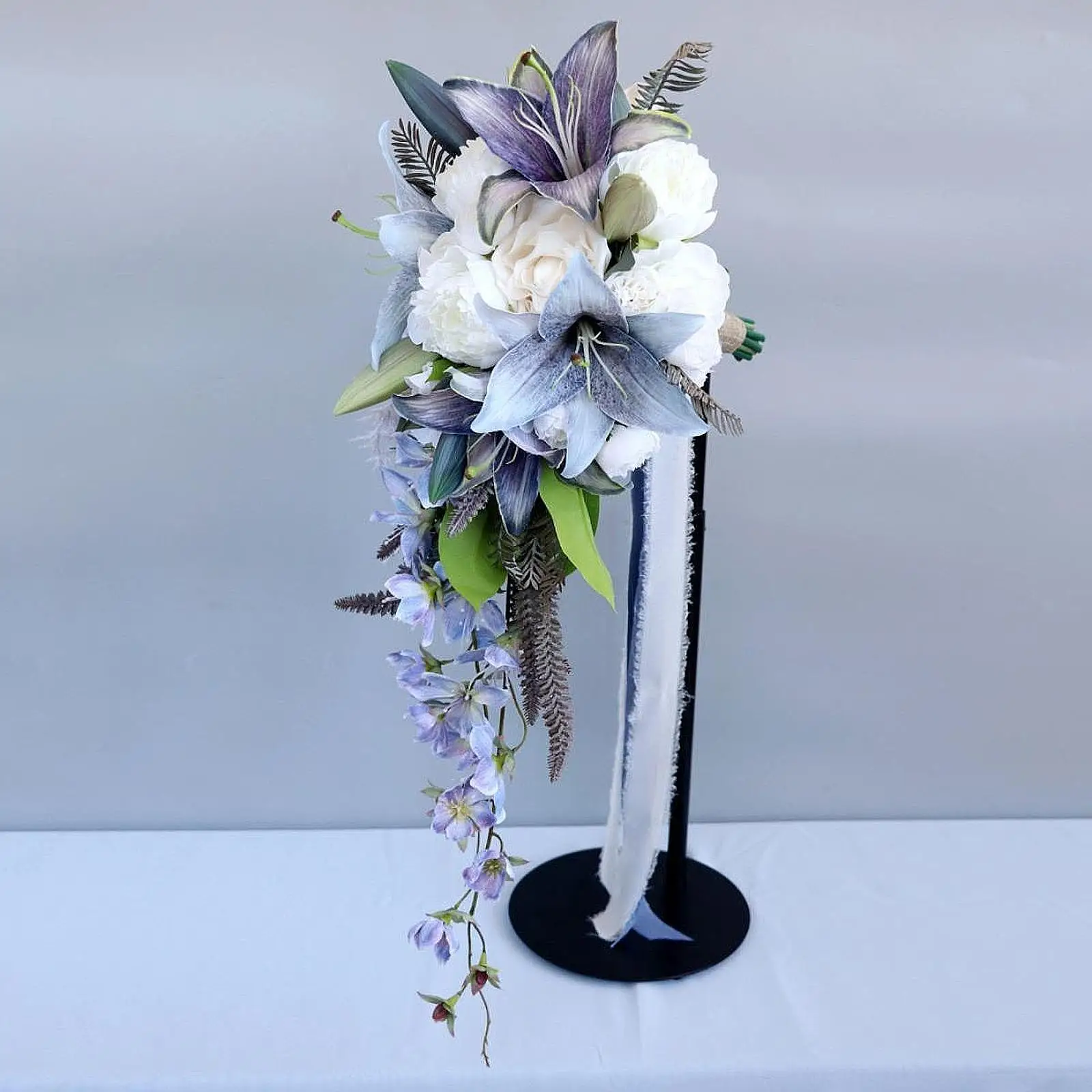 Wedding Bouquet Artificial Toss Bouquet Teardrop Elegant Romantic Bridesmaid Bouquet Cascading Bridal Bouquet for Anniversary Wedding Bouquet Artificial Toss Bouquet Teardrop Elegant Romantic Bridesmaid Bouquet Cascading Bridal Bouquet for Anniversary