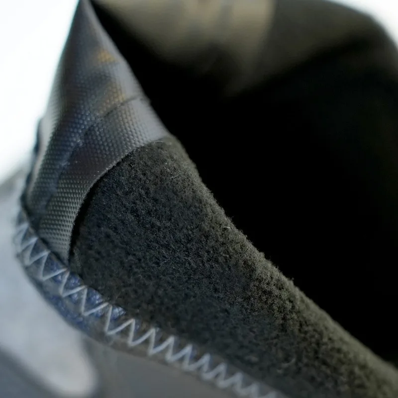 Zapatos cálidos de terciopelo para perros, zapatos gruesos impermeables para caminar al aire libre, botas grandes antideslizantes para cachorros, suministros para mascotas resistentes al desgaste para la nieve - imagen 3