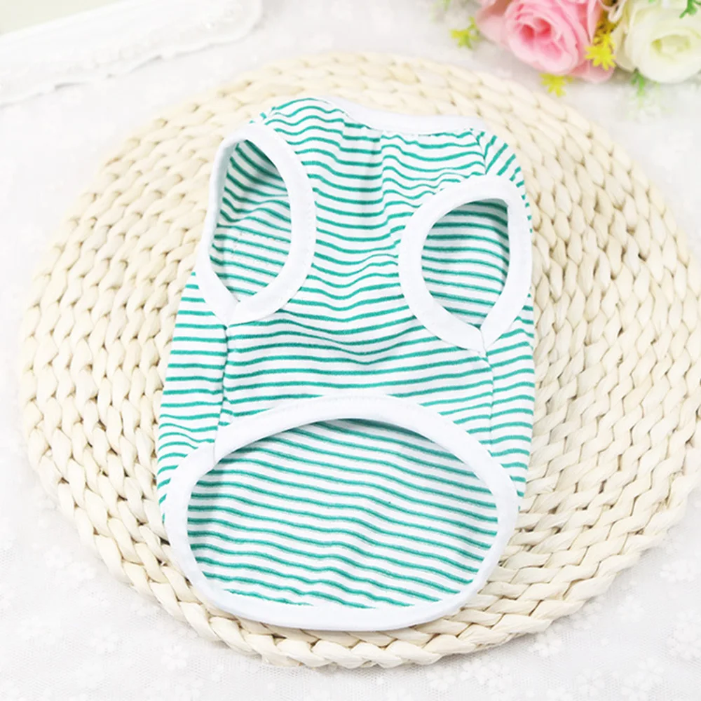 Varios chalecos clásicos a rayas colgados