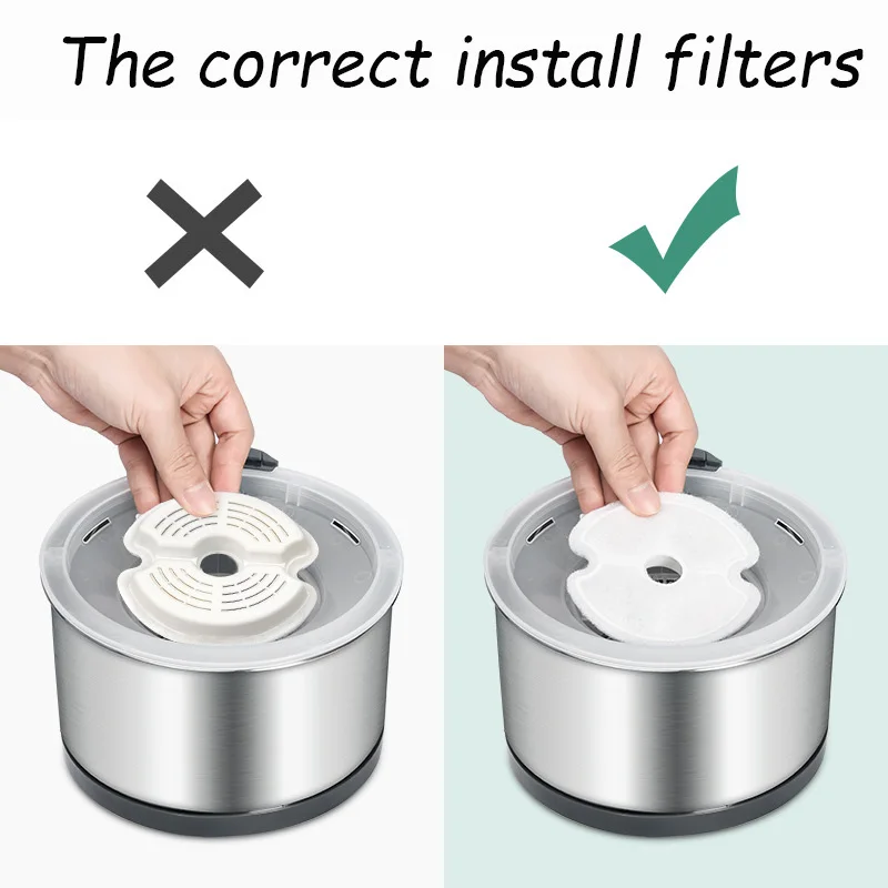 Gato bebiendo de una fuente de agua con filtros instalados