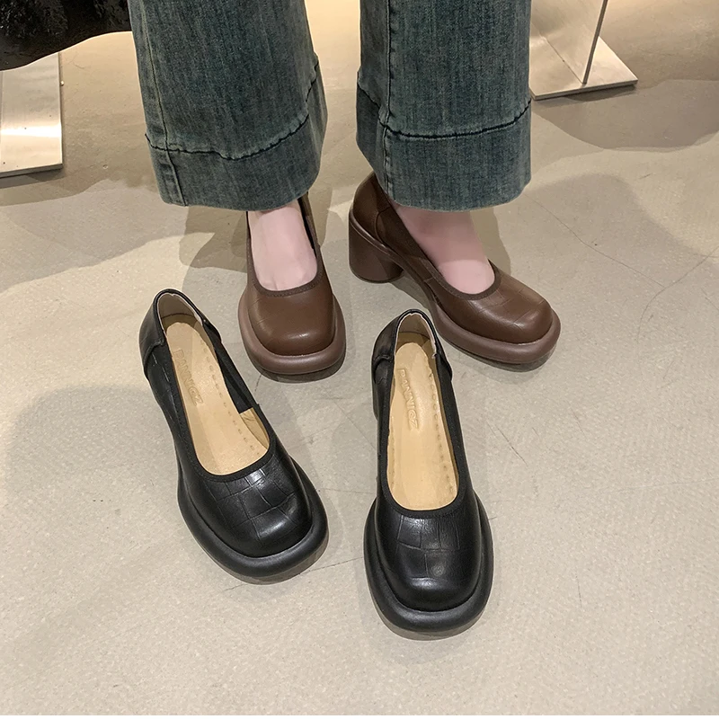 Zapatos Mary Jane warna hitam dengan desain tertutup