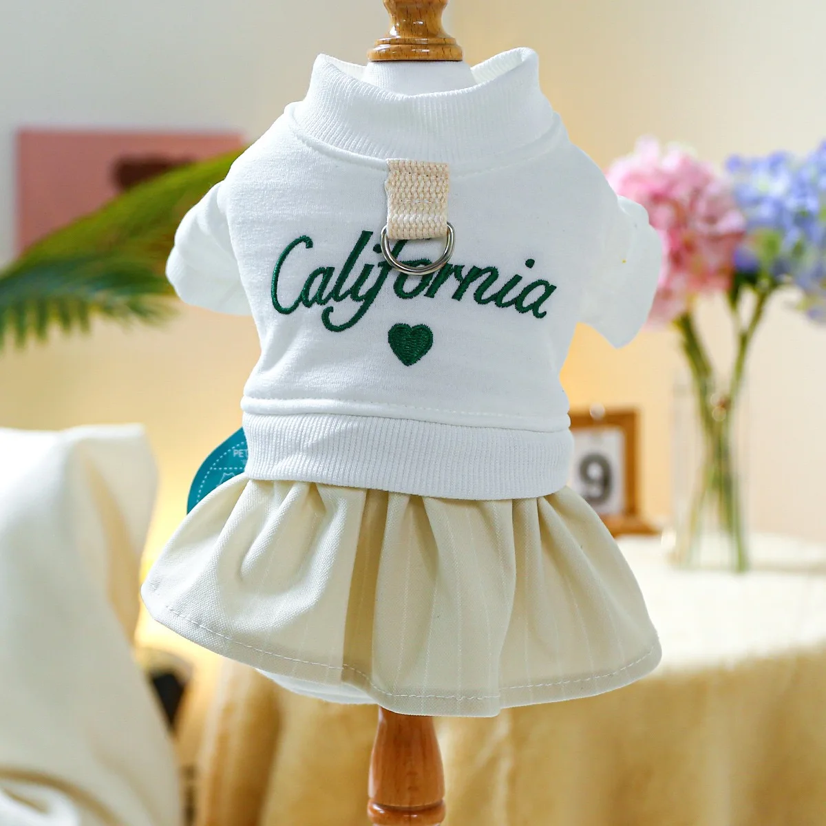 Vestidos de ocio de California para cachorros femeninos, ropa transpirable de poliéster para mascotas, falda con correa para exteriores, monos para gatos Bulldog Francés