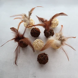 Bola de ratán con plumas tejida a mano para gatos – Juguete artesanal