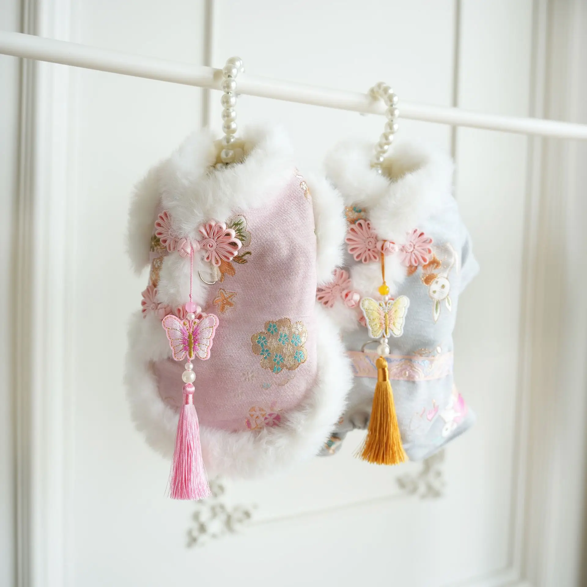 Abrigo de Navidad con cuello de felpa para mascotas, traje de Año Nuevo para gato, pajarita, borla, abrigos rosas, oso de peluche, Parkas para perros de dos patas para año nuevo - imagen 5