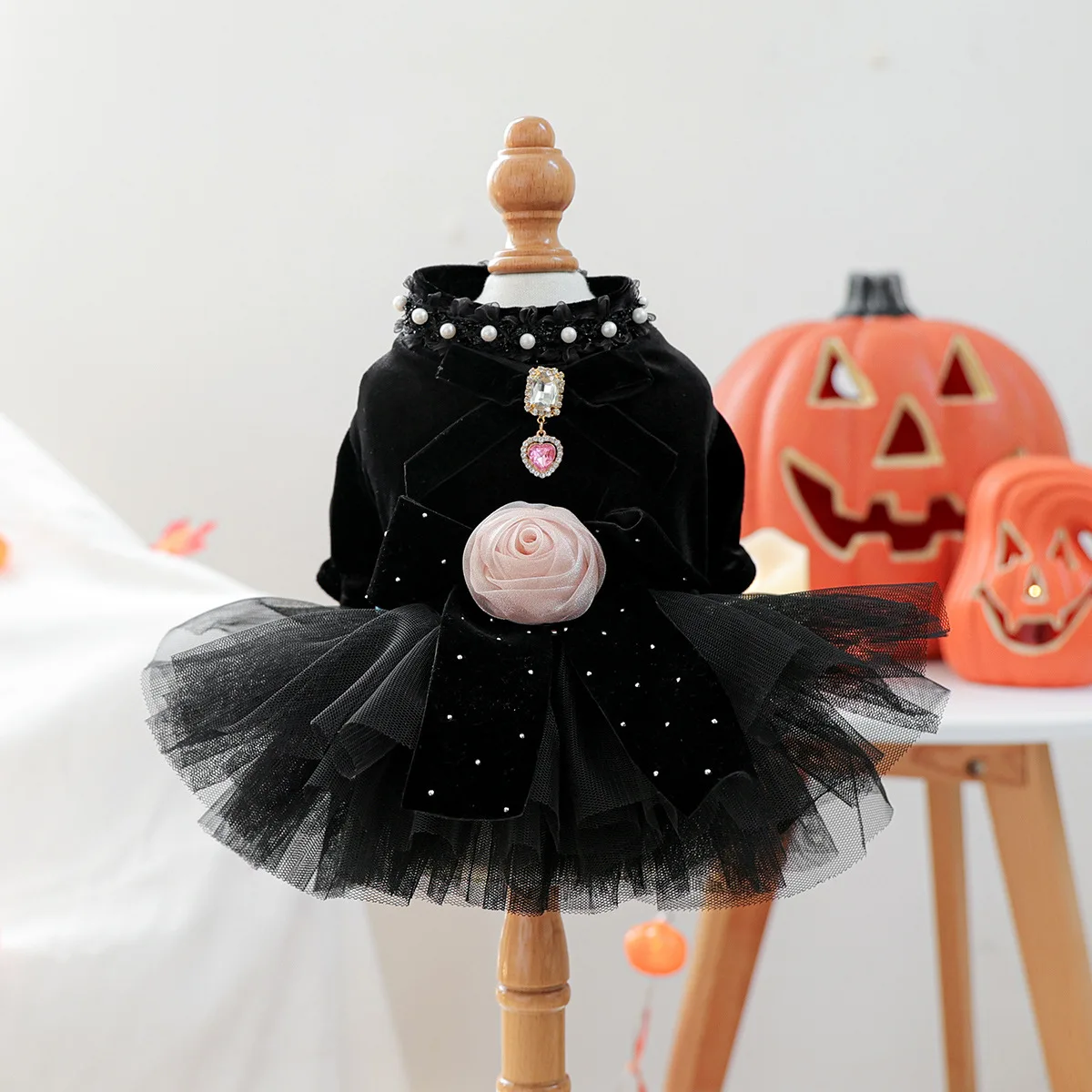 Vestido de terciopelo negro de Halloween para perros, vestido negro para mascotas con lazo y rosa, falda de tul para perros, falda tutú para mascotas, ropa para perros, ropa de fiesta para mascotas - imagen 2