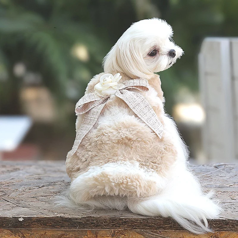 Chaleco de piel sintética degradada para mascotas, abrigo de invierno de lana para perros pequeños con lazo a cuadros y flor de perla, traje de felpa de invierno para perros rosa - imagen 2
