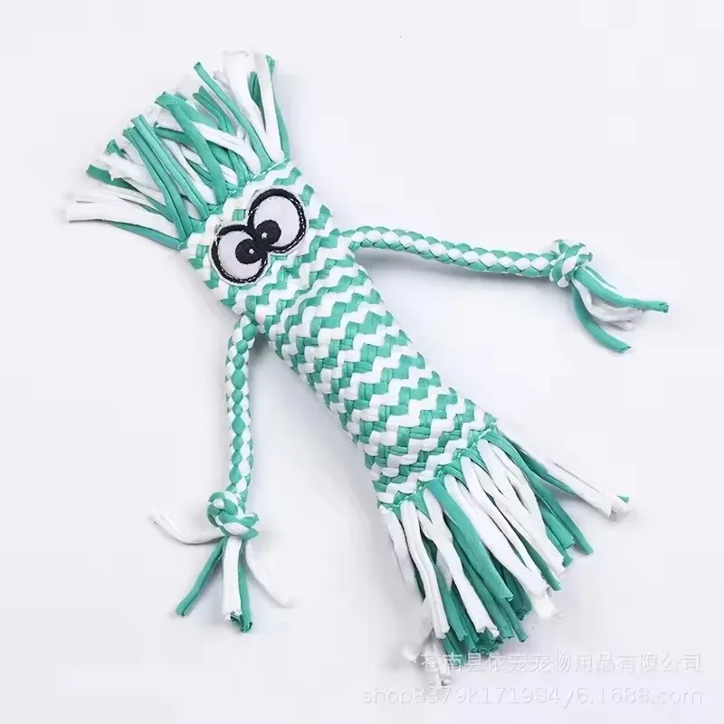 Perro interactuando con el juguete mostrando comportamiento natural