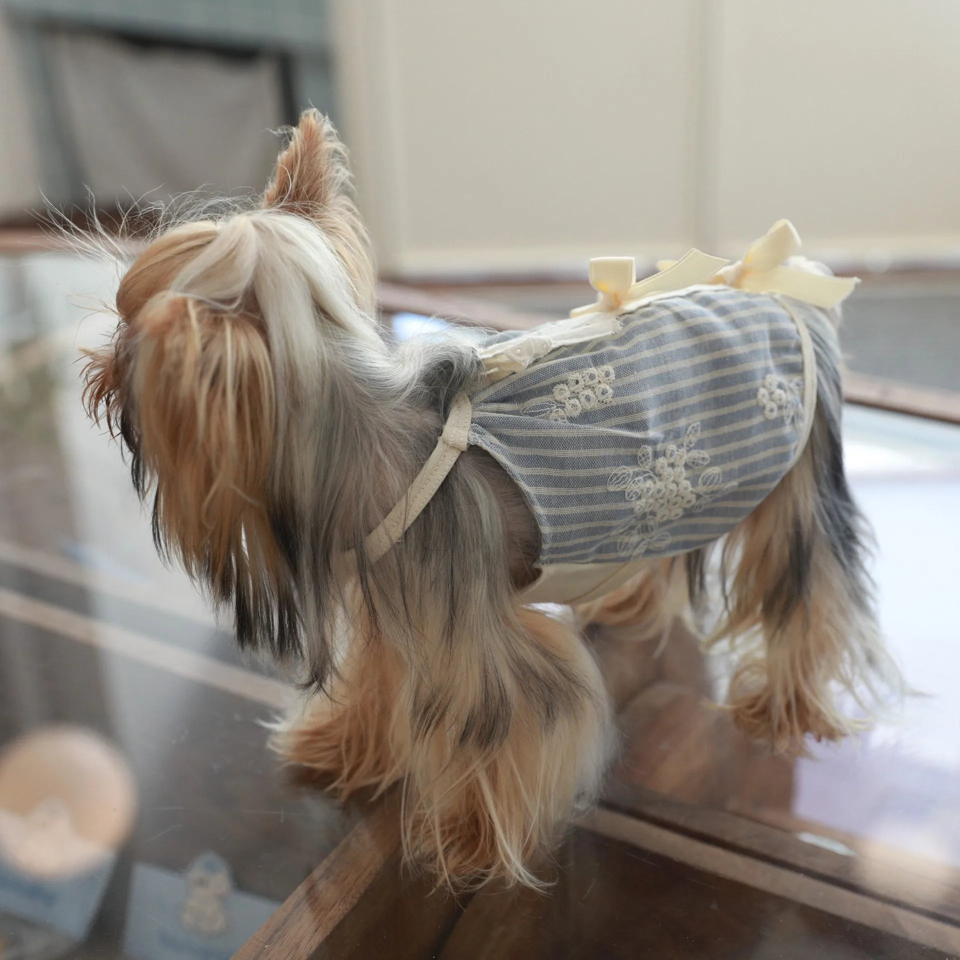 Vestido fino y fresco con tirantes a rayas bordadas para mascotas, vestidos para perros pequeños, ropa para cachorros - imagen 4