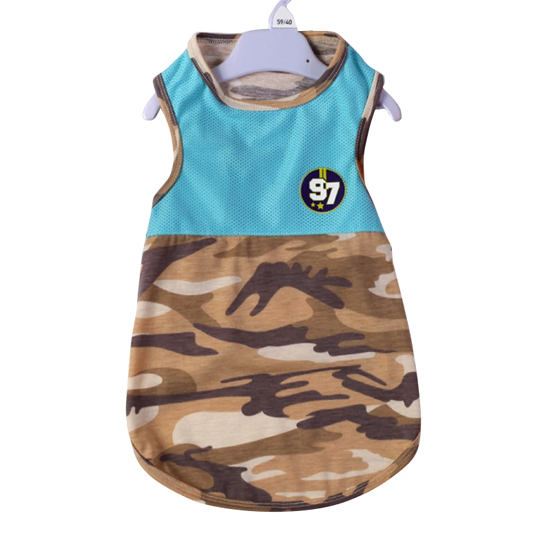 Un top sin mangas con un patrón de camuflaje en la mitad inferior y un color azul sólido en la mitad superior. Hay un logotipo o emblema en la parte superior izquierda de la sección azul, pero los detalles del logotipo no están claros.