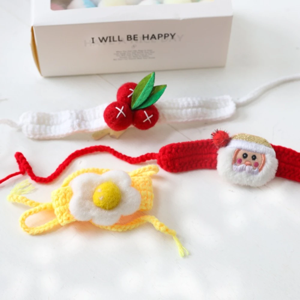 Collar navideño de lana con cereza para perros – estilo festivo - imagen 2