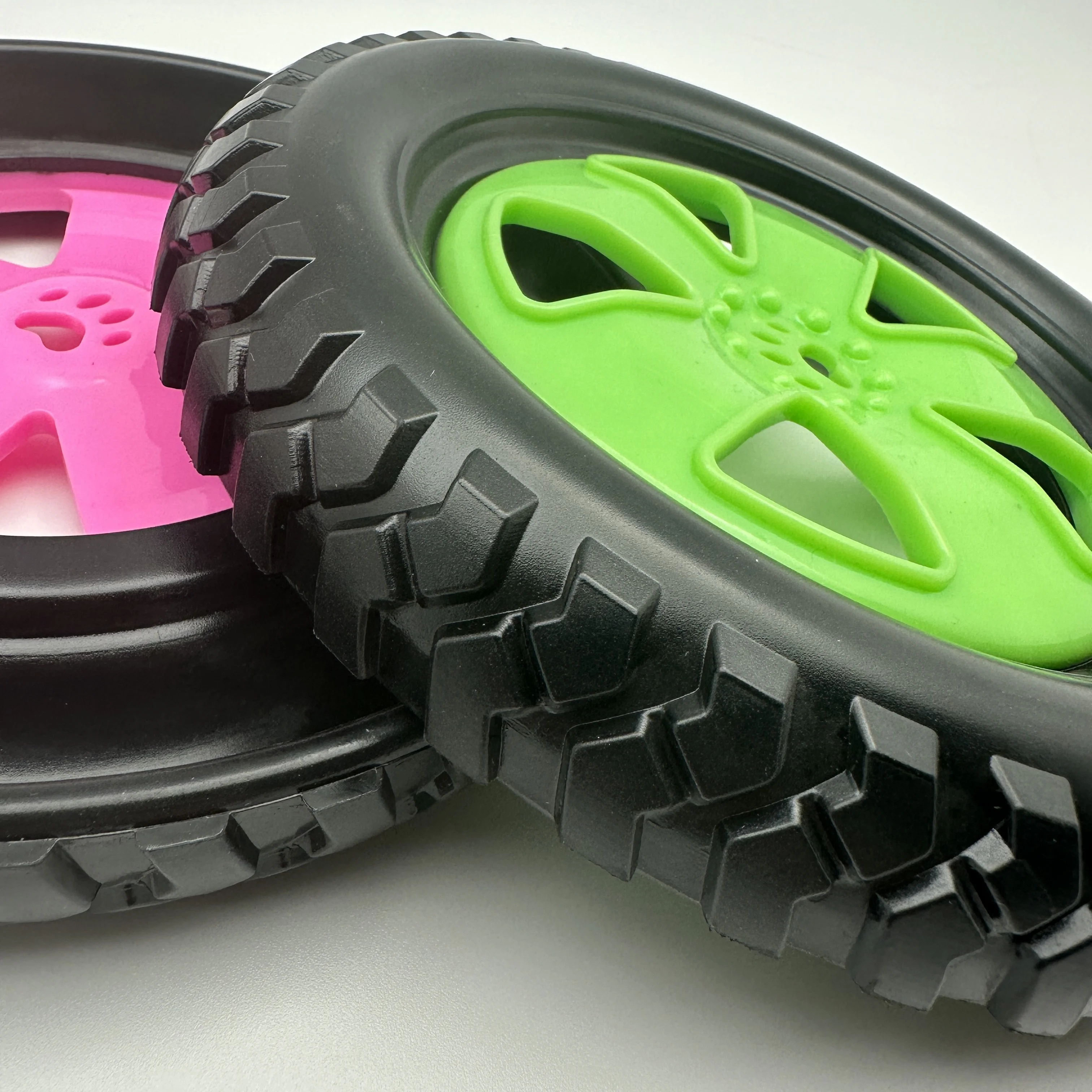 El juguete de goma para perros con neumáticos frisbee al aire libre alivia el aburrimiento, es resistente a mordeduras, limpia, mole los dientes y es un juguete compañero - imagen 4