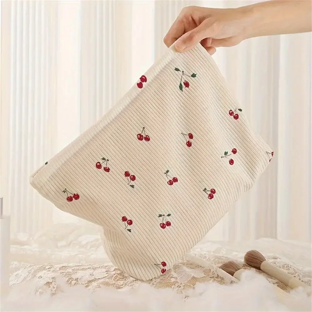 Bolsa de maquillaje de pana con estampado de cereza, caja de almacenamiento de maquillaje ligera con cremallera, bolsa multifuncional con forro, bolsa organizadora de cosméticos - imagen 3