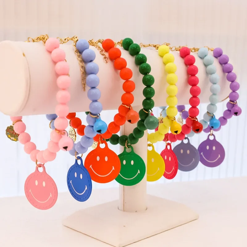 Gran oferta, Collar de perro con campana de color de la suerte, Collar de gato de perlas elástico hecho a mano con colgante de cara sonriente, accesorios para mascotas