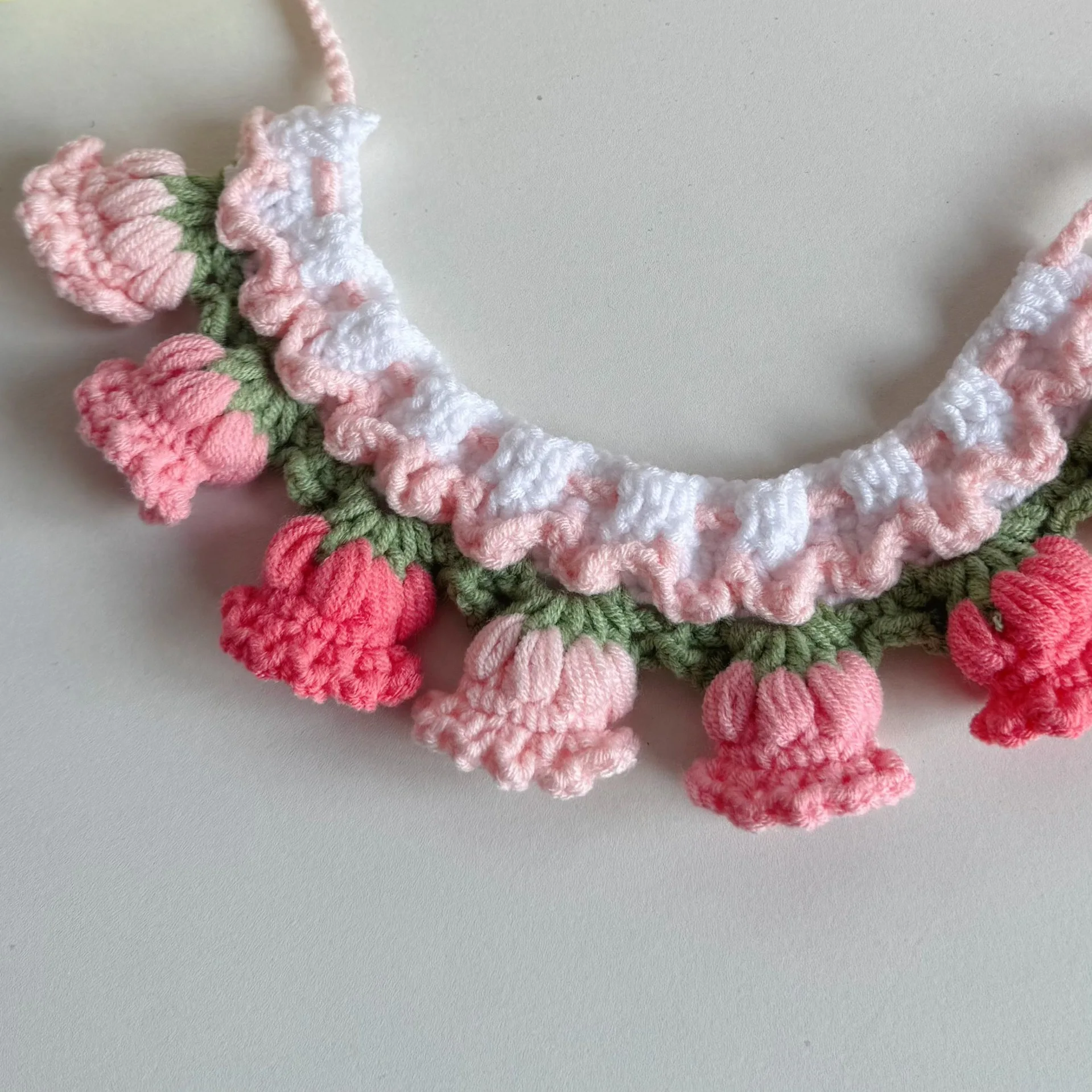 Bufanda tejida a mano con flores para mascotas, babero ajustable de punto de lana con campana para gatos y perros pequeños, accesorio fotográfico cálido para invierno - imagen 3