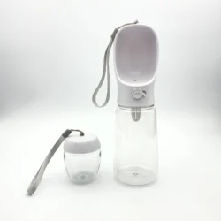Botella de agua portátil para perros 550 ml dispensador de viaje