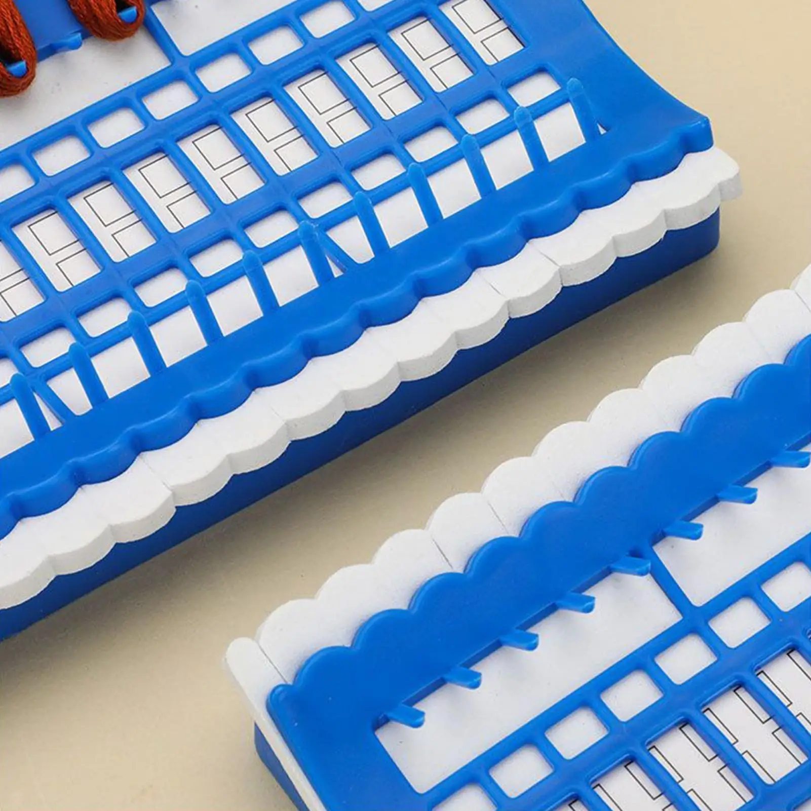 Soporte para hilo de bordar, 50 rejillas, contenedores organizadores de cuerdas con 15 tarjetas de etiquetas reutilizables para organización, clasificación de hilo de coser - imagen 5