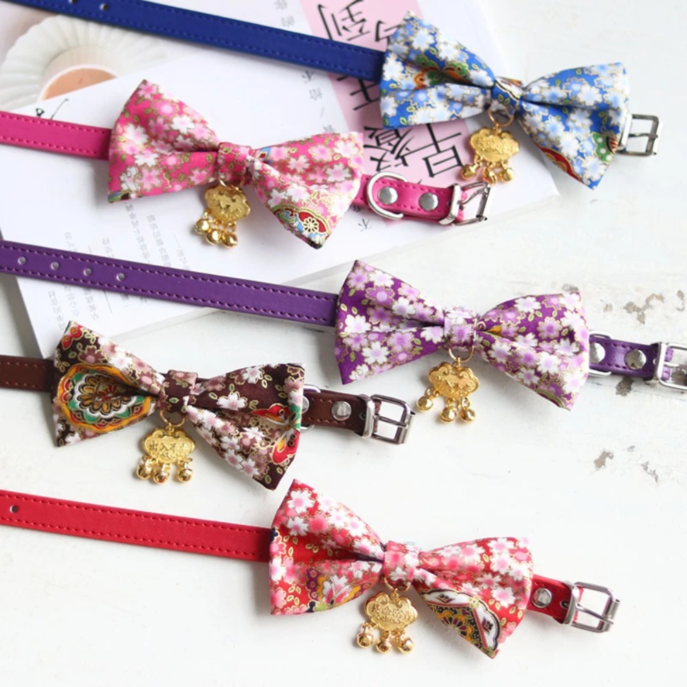 Collar ajustable para gatos y perros con lazo decorativo