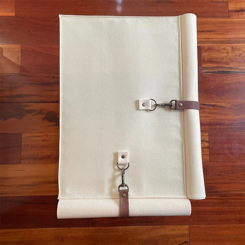 Cubierta de fieltro para jaula de perro en entorno exterior
