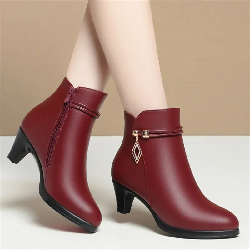 Zapatos cómodos de cuero suave para mujer, botas de plataforma con tacón alto de bloque, elegantes, color negro, para oficina, invierno, 2024 - imagen 2