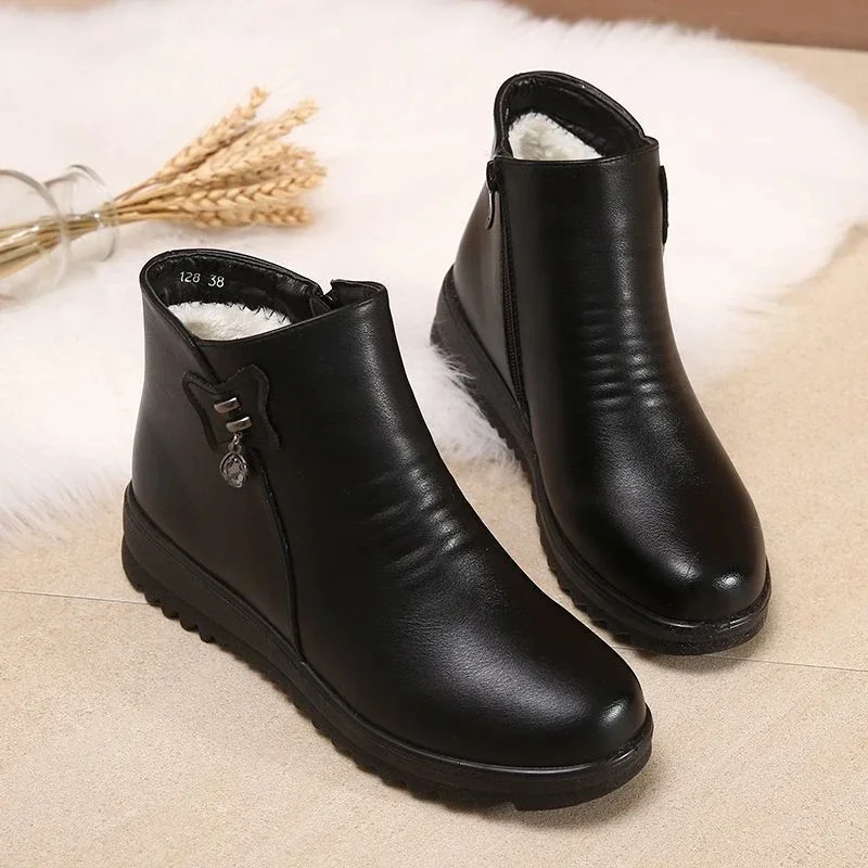 Botas de cuero informales para mujer, zapatos de media edad, cálidos, de algodón, antideslizantes, de lana, invierno, 2024 - imagen 4