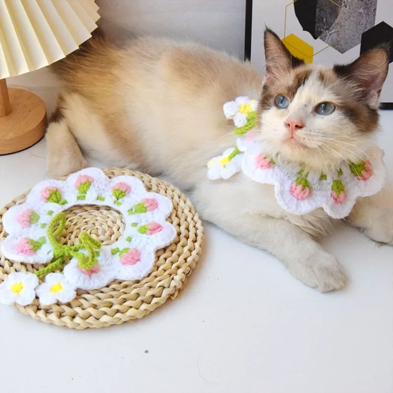 Babero con patrón de fresa para mascotas, bufanda tejida a mano de lana, accesorios de decoración para gatos, artículos para mascotas, Otoño e Invierno - imagen 3