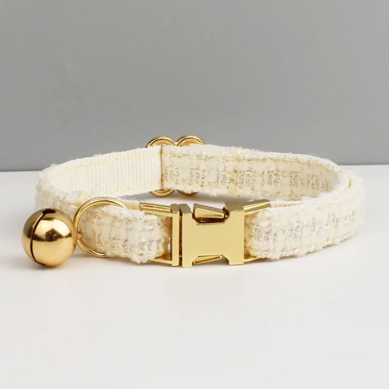 Collar de lujo para chihuahua en paseo