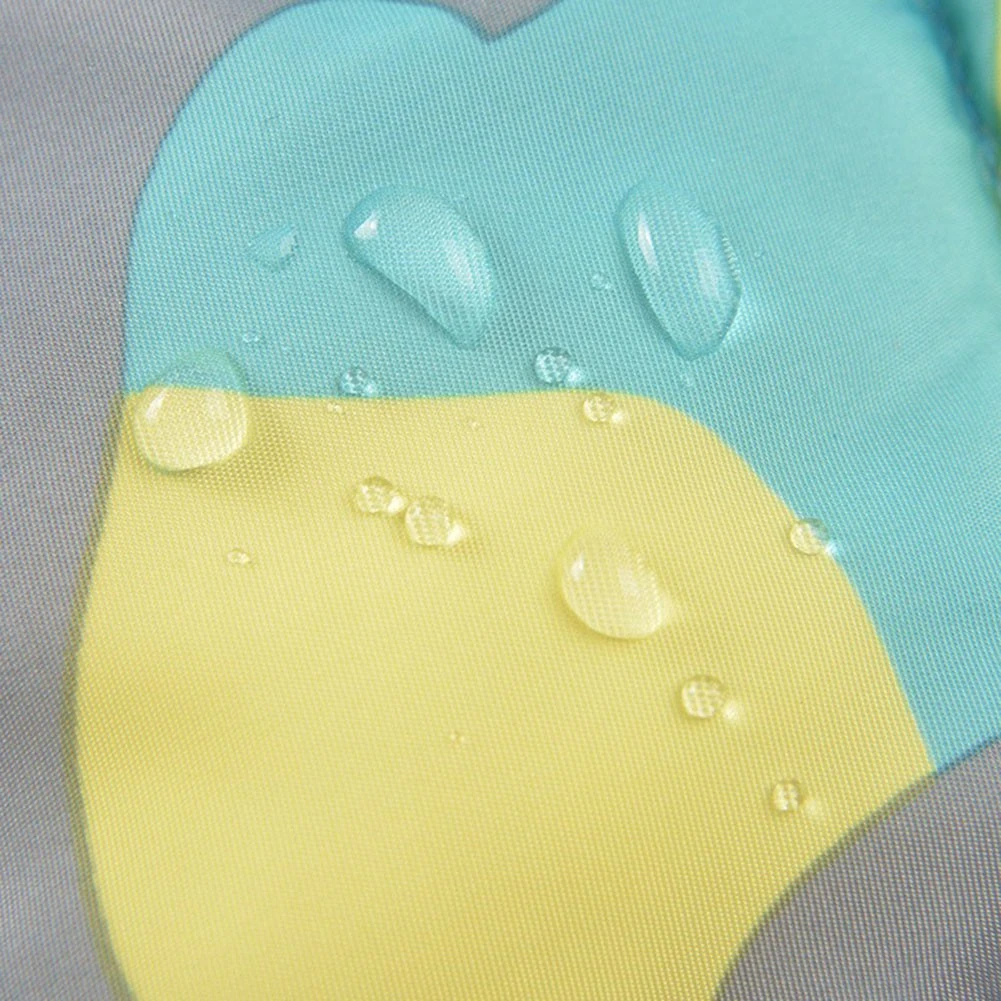 Abrigo de camuflaje para perro colgado en una percha