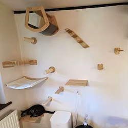 Mueble pared para gatos con rascador, hamaca y casa – Árbol de juegos