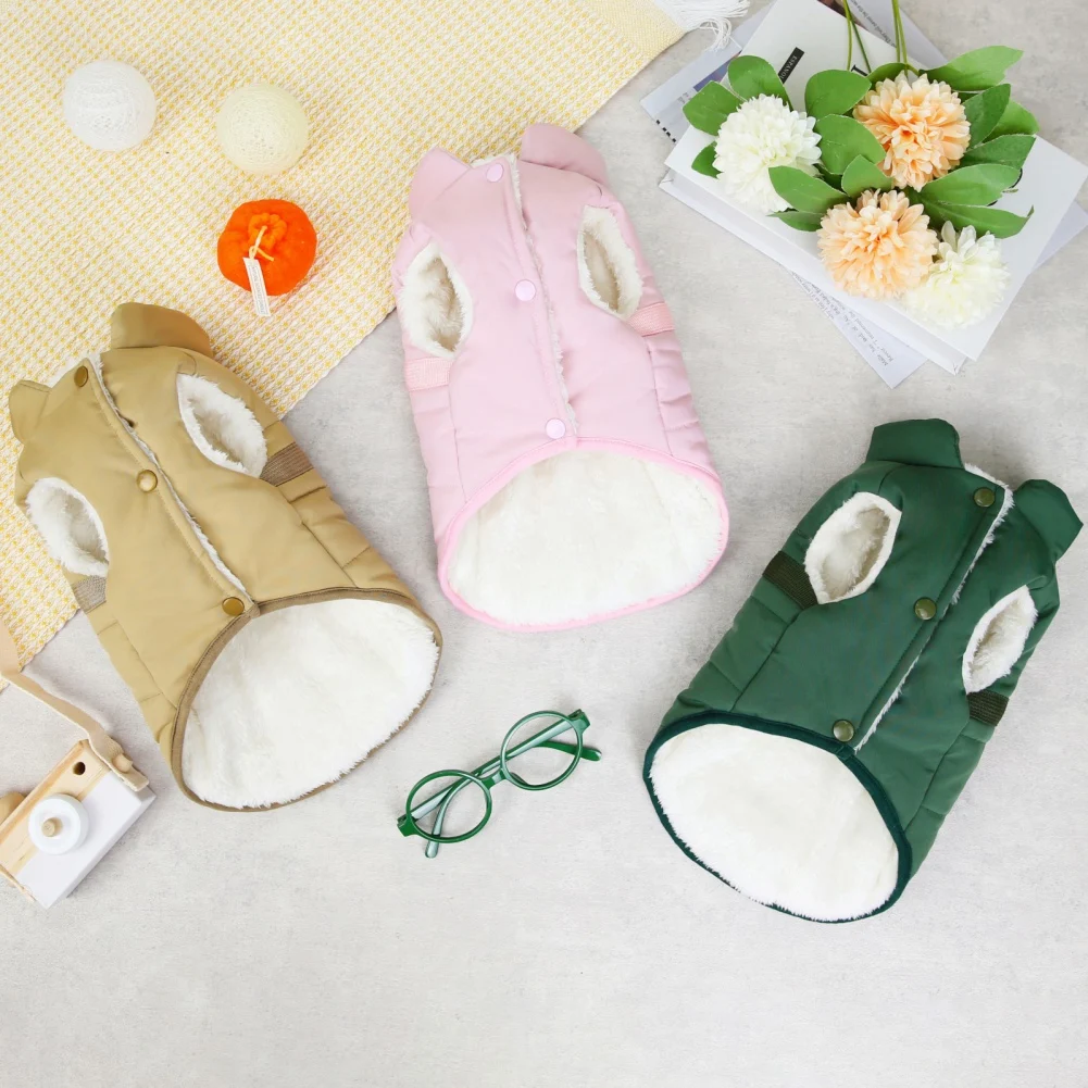 Detalle del cierre frontal del abrigo para perros