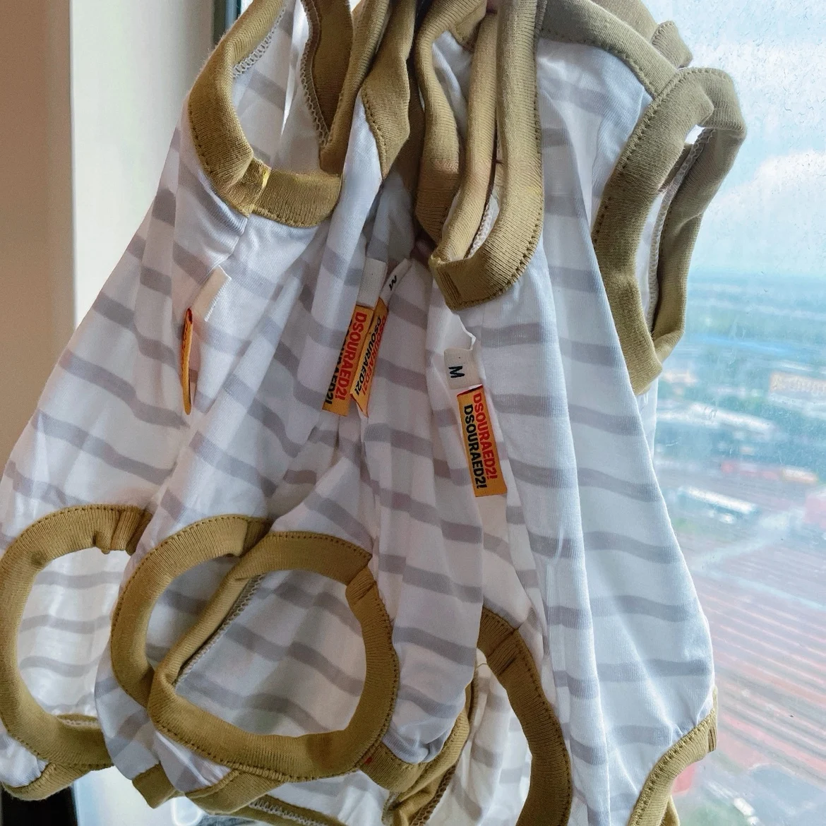 Ropa para gato sin pelo, Camiseta de algodón caqui fina transpirable de cuatro patas para gato Sphynx, chaleco suave a rayas para gatitos - imagen 4