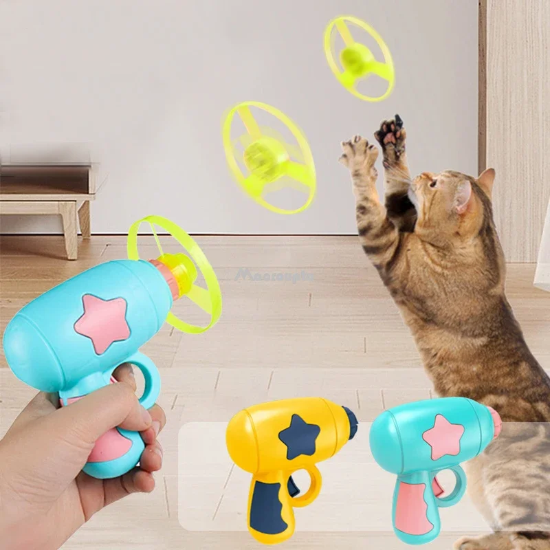 Gato jugando con el lanzador de discos voladores