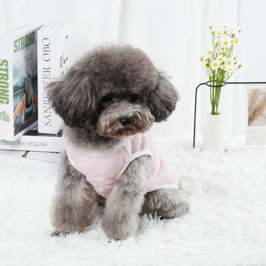 El chaleco cálido para mascotas de otoño e invierno es adecuado para perros para mantener el calor en casa en invierno y protegerse del viento al aire libre.