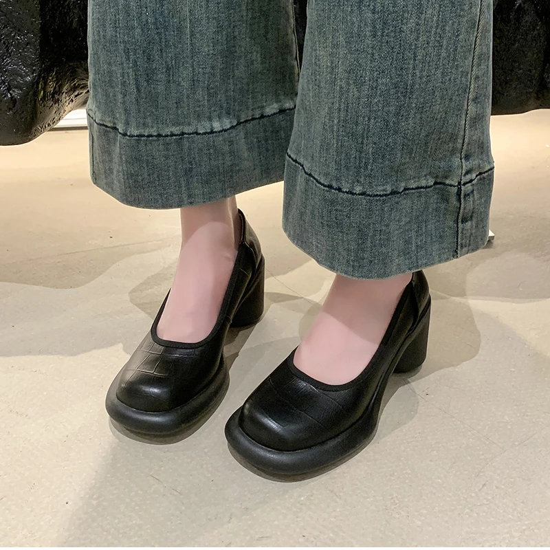 Tampilan samping sepatu Mary Jane dengan heel tebal dan platform