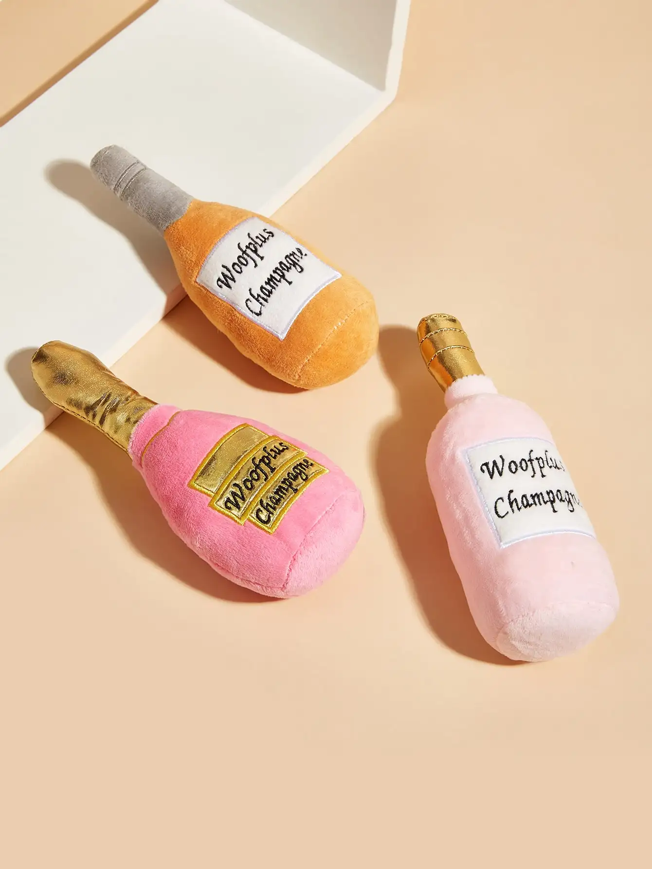 Mini juguete de peluche estilo botella de vino, no apto para morder para mascotas. Contiene un altavoz en el interior para atraer la atención de las mascotas