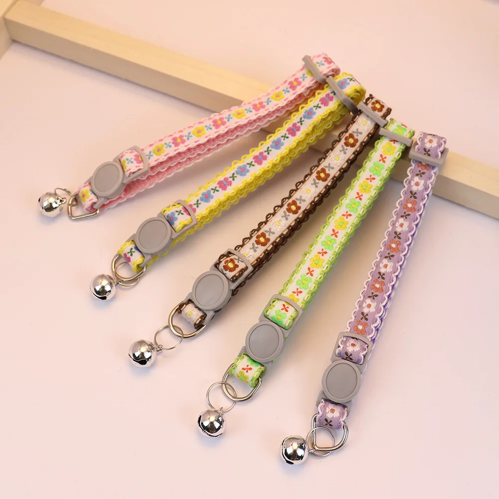 Collar de gato bordado floral con campana - Collar de seguridad de encaje ajustable para gatitos, collar retro hecho a mano para mascotas