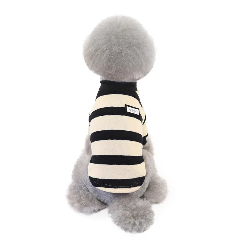 Suéter a rayas de diferentes colores sobre la cama