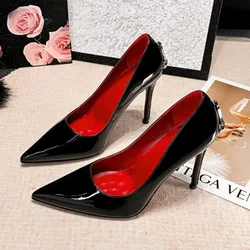Zapatos mujer tacón alto puntiaguda decoración metálica francés