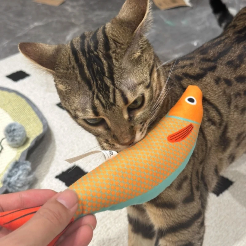 Juguetes interactivos para gatos con pez chirriante con hierba gatera, juguetes masticables de felpa realistas para gatos de interior, juguetes de almohada duraderos y lindos - imagen 4