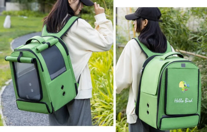Mochila en exterior con loro visible