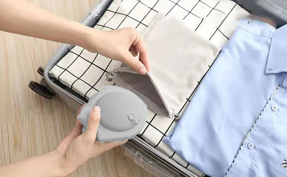 Almohada inflable en uso durante un viaje en tren