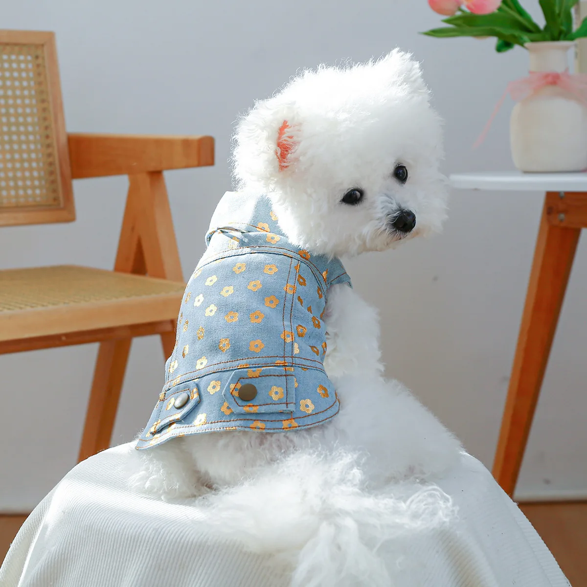 Chaqueta vaquera para perros con hebilla de tracción, estampado de flores cosido en oro, botón a presión, linda camisa vaquera para perros - imagen 3